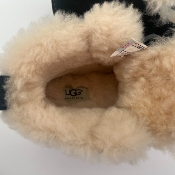 Ugg Chickaree black suede sheepskin bootie tie up plush mocassin Women's size 6 - Picture 10 of 11